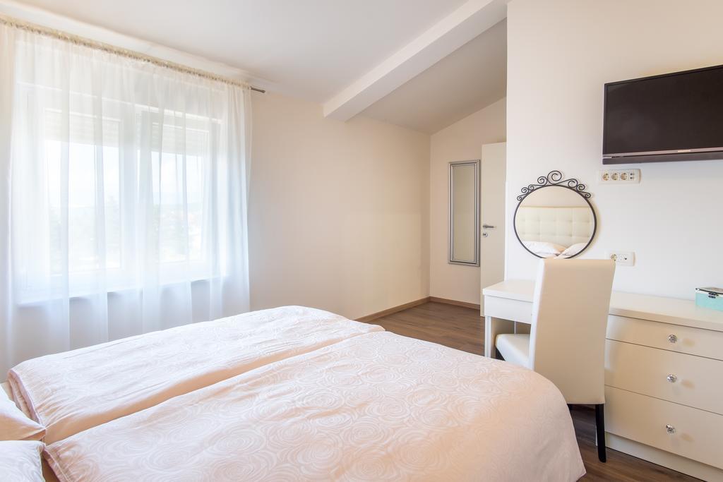 Valdesara Appartement Malinska Buitenkant foto